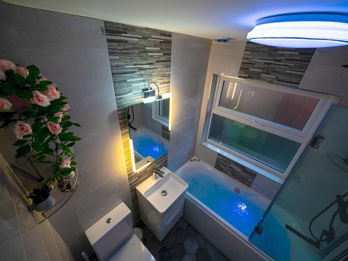 Pass The Keys - 2br Luxury With Jacuzzi Bath *