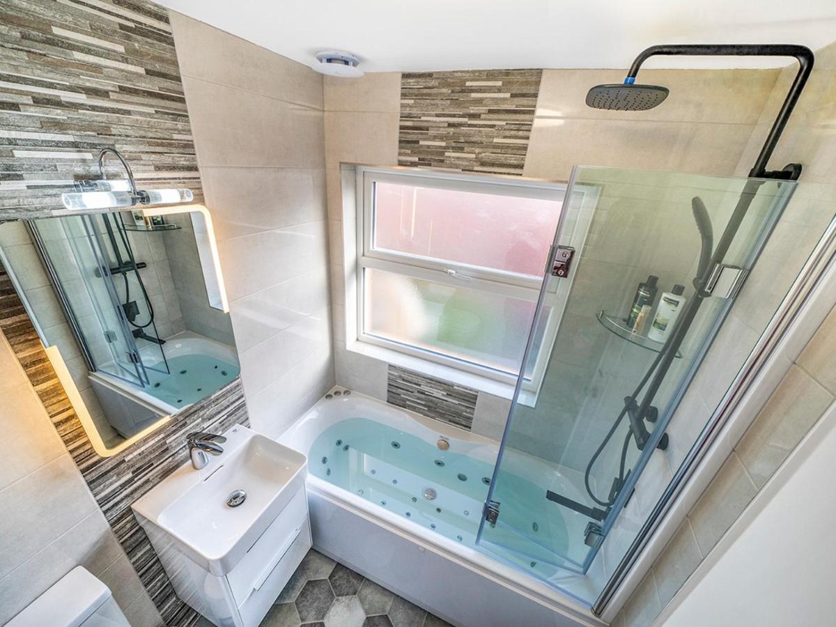 Pass The Keys - 2br Luxury With Jacuzzi Bath Apartment *